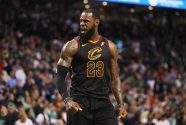 getty_jameslebron2018u