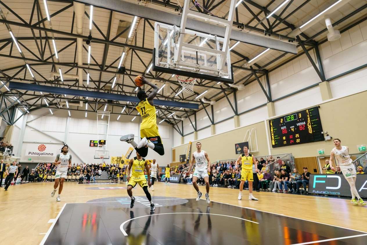 Kouvot tositoimissa Korisliigassa 2024 (Kuva: AOP)