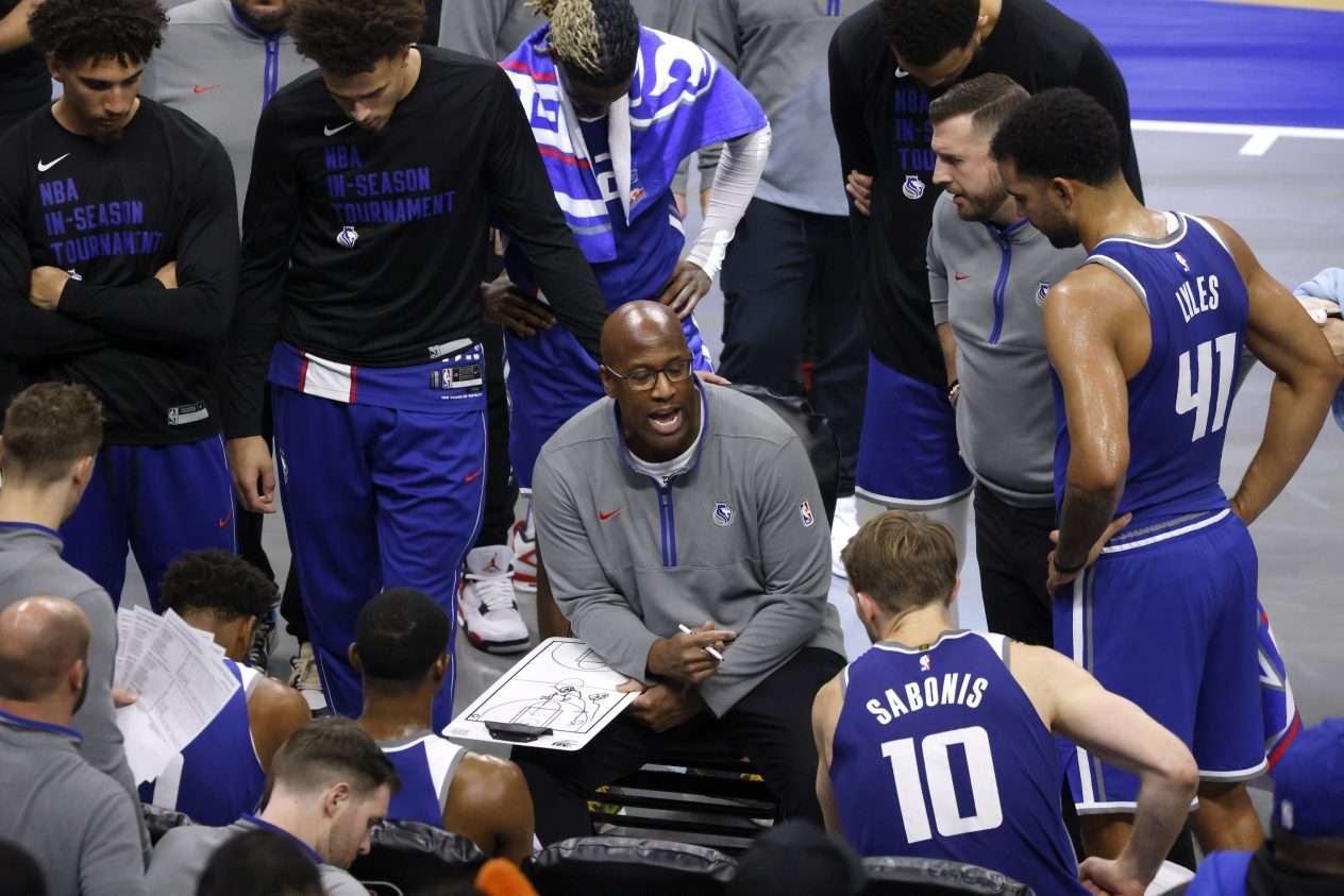 Mike Brown ohjeistaa Sacramento Kingsin pelaajia (Kuva: AOP)