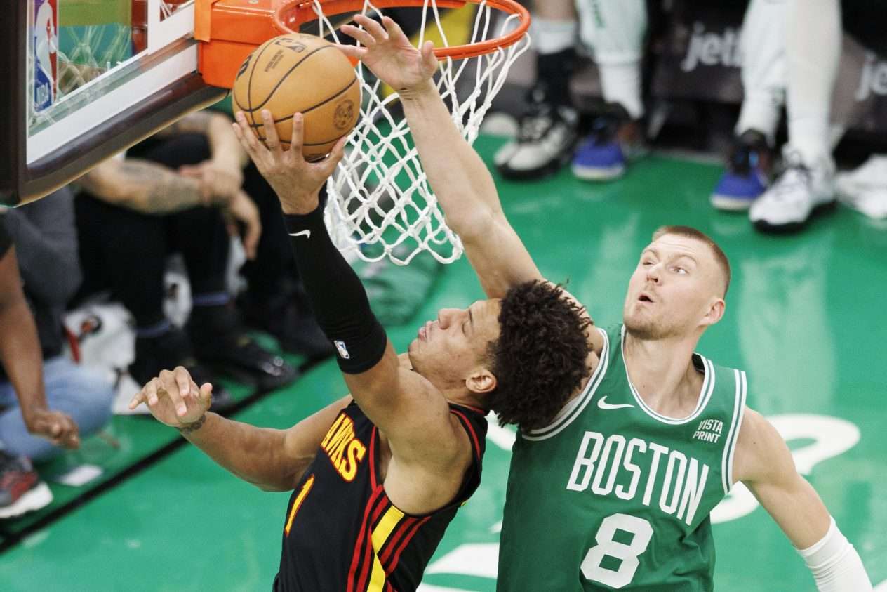 Kristaps Porzingis tositoimissa Boston Celticsissa (Kuva: AOP)
