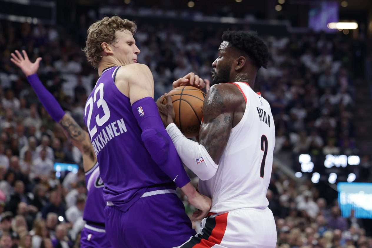 Lauri Markkanen ja Bahamaa edustava DeAndre Ayton ovat kohdanneet NBA:ssa (Kuva: AOP)